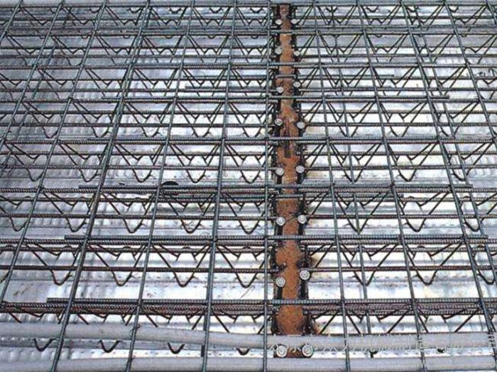 钢筋桁架和楼承板的关系